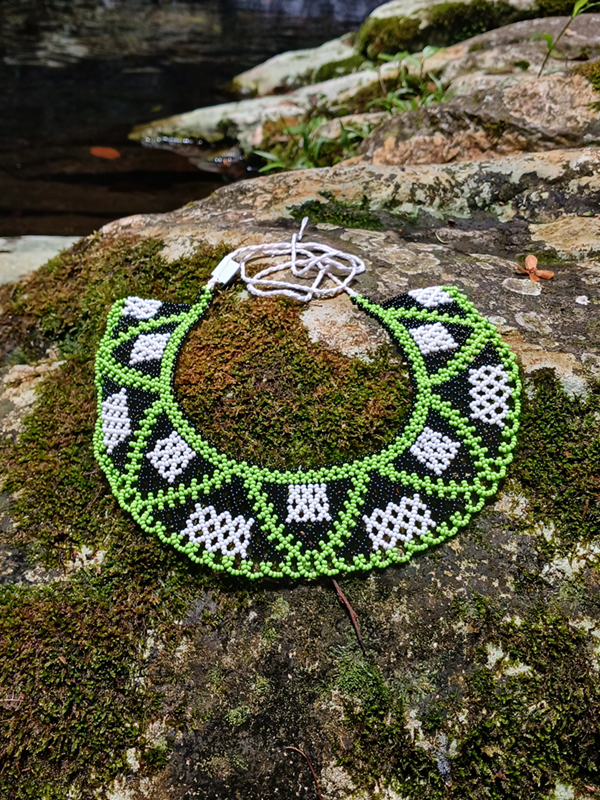 Colar com Grafismo de Cobra