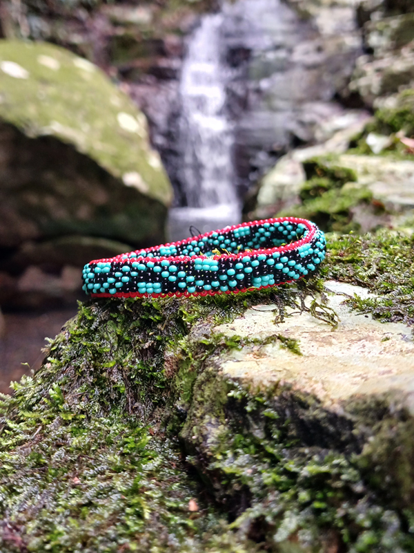 Pulseira de miçangas azul, preto e vermelho